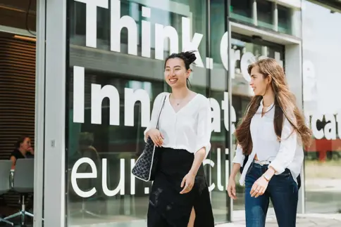 Erasmus Universiteit verbetert communicatie met WhatsApp-integratie