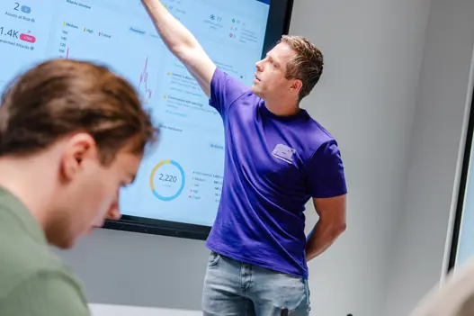 Cybersecurity-specialist presenteert over digitale dreigingen en beveiligingsmaatregelen 
