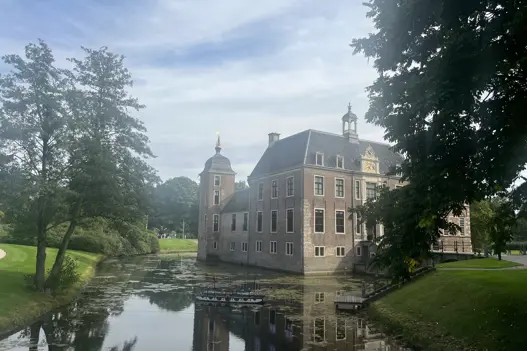 IT-specialist werkt geconcentreerd achter computer met programmeercode op het scherm, symbool voor technische expertise en softwareontwikkeling.