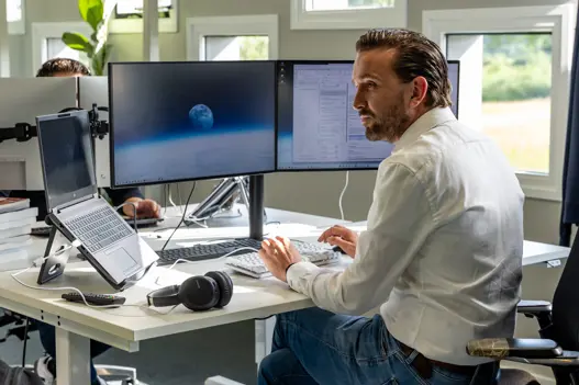 IT-consultant achter beeldscherm bezig met ontwikkeling en klaar om klanten te ondersteunen 