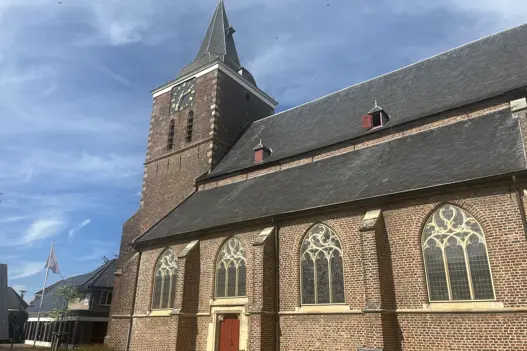 IT-specialist werkt geconcentreerd achter computer met programmeercode op het scherm, symbool voor technische expertise en softwareontwikkeling.