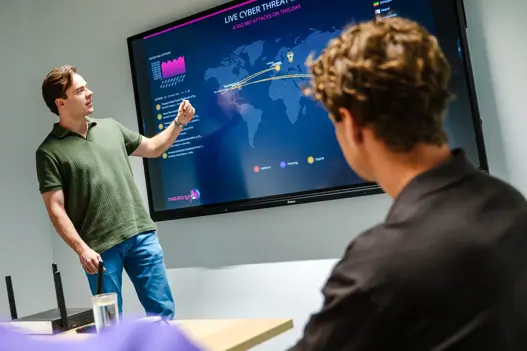 Cybersecurity-specialist presenteert over digitale dreigingen en beveiligingsmaatregelen 