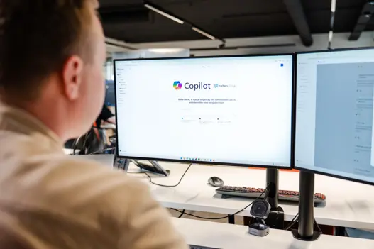 Engineer van Harbers Group werkt achter computer met Microsoft Copilot 