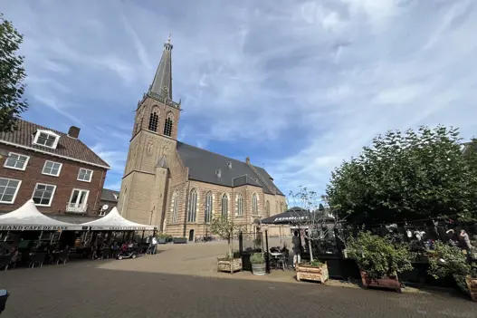 Telefoon met scherm over digitale beveiliging – symbool voor mobiele bescherming en cyberveiligheid