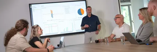 IT-experts in vergaderruimte in overleg bij presentatie met cijfers
