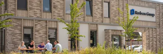 Informeel overleg tussen medewerkers op het buitenterrein van Harbers Group