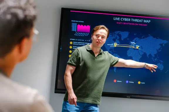 Cybersecurity-specialist presenteert over digitale dreigingen en beveiligingsmaatregelen 