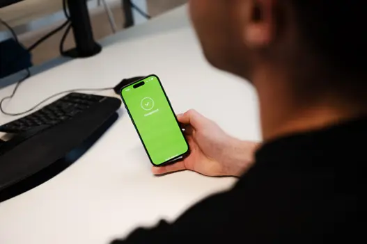 mobiel in hand cybersecurity