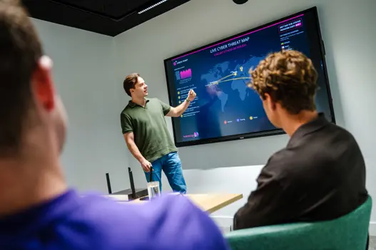 Security awareness training is een programma dat medewerkers leert hoe zij veilig omgaan met digitale systemen en informatie.