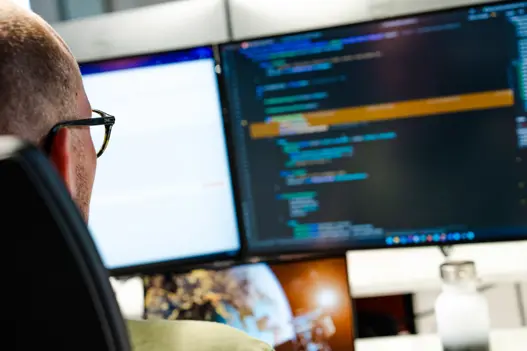 IaaS staat voor Infrastructure as a Service en is een cloudmodel waarbij je via het internet toegang krijgt tot virtuele IT-infrastructuur, zoals servers, opslag, netwerk en besturingssystemen.