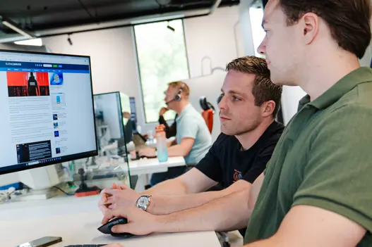 Cloud back-up is een oplossing waarbij jouw bestanden, systemen en data automatisch worden opgeslagen in een externe beveiligde cloudomgeving.