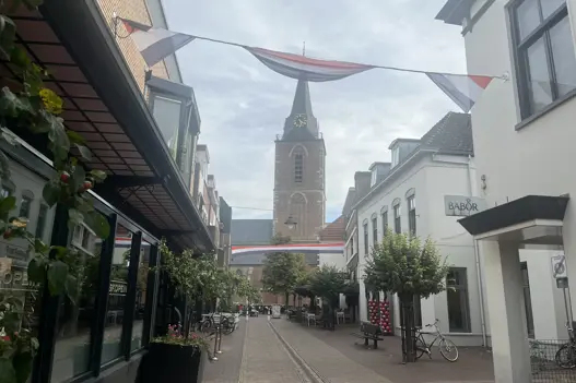 IT-specialist werkt geconcentreerd achter computer met programmeercode op het scherm, symbool voor technische expertise en softwareontwikkeling.