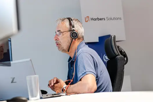 IT-supportmedewerker met headset leveren ondersteuning via computer