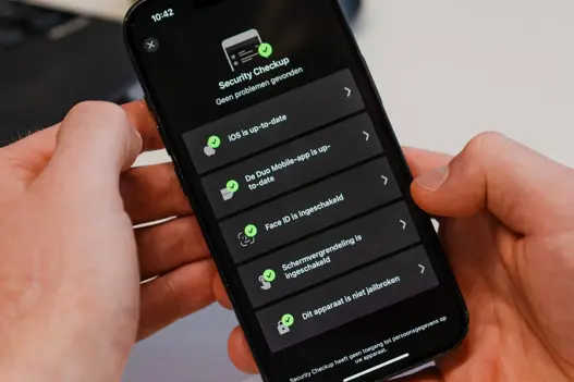 Telefoon met scherm over digitale beveiliging – symbool voor mobiele bescherming en cyberveiligheid
