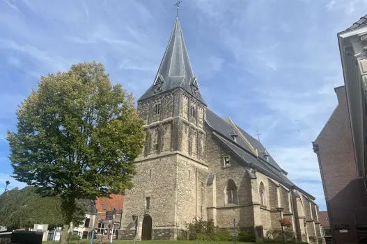 IT-specialist werkt geconcentreerd achter computer met programmeercode op het scherm, symbool voor technische expertise en softwareontwikkeling.