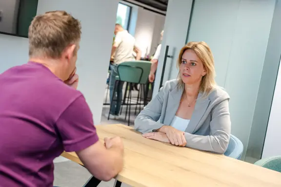 IT-consultant van Harbers Group in gesprek met klant – illustratie van persoonlijk contact, advies en klantgerichte IT-dienstverlening.