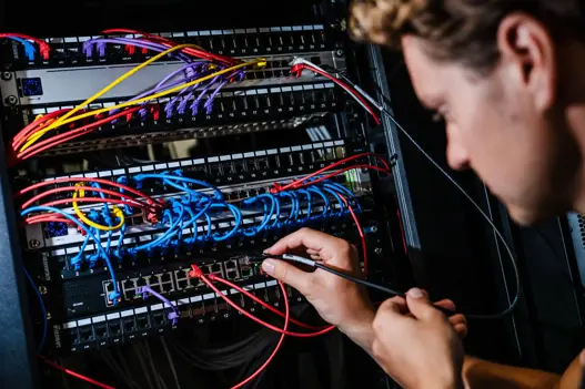 IT-specialist van Harbers Group installeert serverkabels in datacenter
